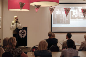 De grensverleggende tentoonstelling CoBrA in woord en beeld is vrijdag 25 september officieel geopend in het Nederlands Steendrukmuseum.
