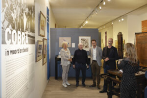 De grensverleggende tentoonstelling CoBrA in woord en beeld is vrijdag 25 september officieel geopend in het Nederlands Steendrukmuseum.