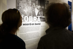 De grensverleggende tentoonstelling CoBrA in woord en beeld is vrijdag 25 september officieel geopend in het Nederlands Steendrukmuseum.